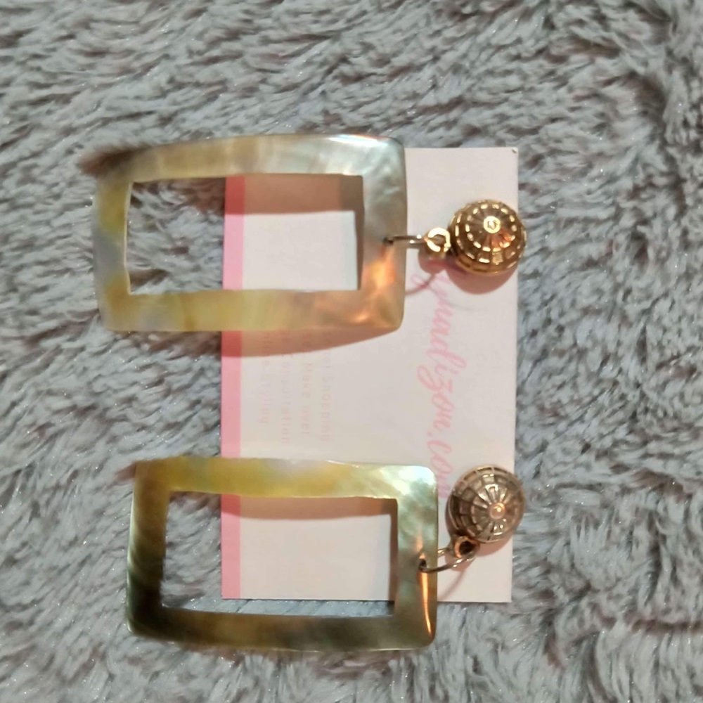 Light shell earrings - Picture 2 of 10